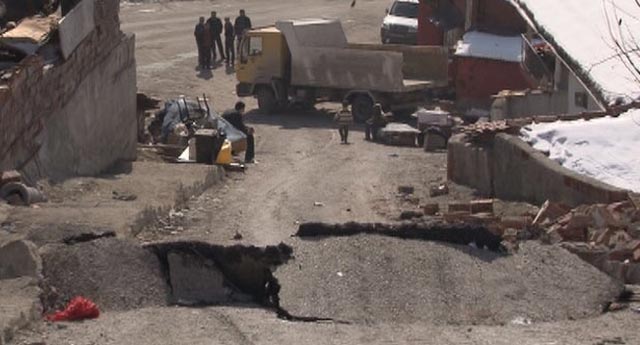 Zemini kayan mahalle boşaltılıyor