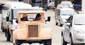 Karadenizli mobilyacı tahtadan araba yaptı