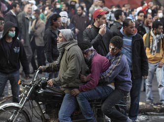 Mısır'da yaralılar, motosikletlerle taşındı