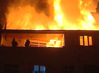 Alevler arasında kalan iki itfaiyeciyi arkadaşları kurtardı