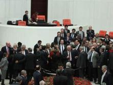 Mecliste yumruklar konuştu