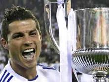 Real Madrid şampiyonluk kupasını kaldırdı