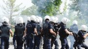 Polise saldıran kadın eylemcilere ilginç karşılık!