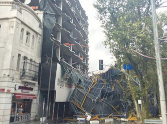 İstanbul'da şiddetli fırtına İnşaat iskeleleri vatandaşın üstüne düştü