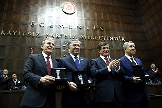 Başbakan Davutoğlu 3 dönemlikleri arma ile uğurladı