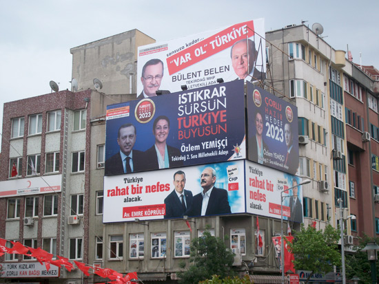3 partinin afisi ayni binada olursa