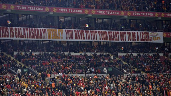 Galatasaray Taraftarindan Sneijder E Pankartli Gonderme