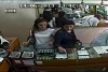 Kameralara rağmen hırsızlık yaptılar!