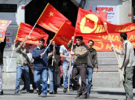 Göstericiyi polisin elinden aldılar! - İZLE
