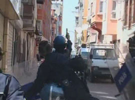 Polisin biber gazı bitince... - İZLE