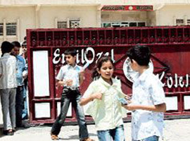 Türk okuluna giriş izdihamı