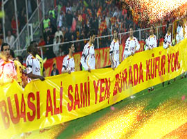 G.Saray'dan pankartlı savunma