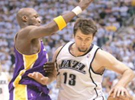 Okur'lu Jazz, Lakers'i devirdi 