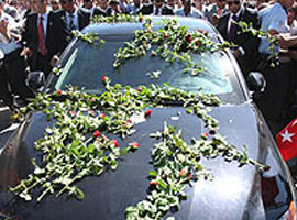 Gül, Bursa'da güllerle karşılandı  	