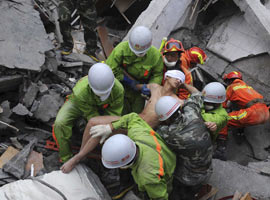 Çin'de 139 saat sonra enkazdan çıktı