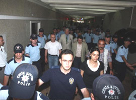 Tolon gözaltına alınırken polisin tavrı