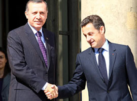 Sarkozy, Erdoğan'ı kapıda karşıladı
