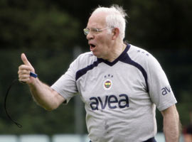 Aragones 2 futbolcuyu sildi