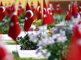 Tüm Türkiye dört şehidine ağlıyor 