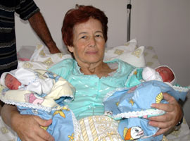 58 yaşında ikiz bebek annesi oldu 