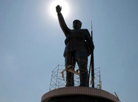 En büyük askere en büyük abide