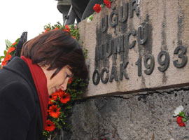 Mumcu'nun eşi 'bildiği tek şeyi' açıkladı