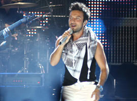 Tarkan puşi taktı, birlik mesajı verdi