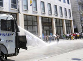 DTP'liler Beyoğlu'nda işyerlerini taşladı!