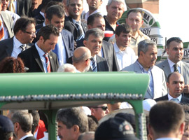 Gül dünürünü son yolculuğuna uğurladı