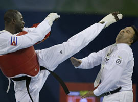 Hakeme uçan tekme attı ! KARELER