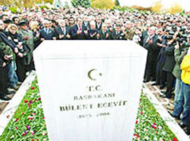 Ecevit'in mezarı taşınıyor 