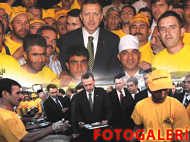 Şantiyede işçilerle iftar yaptı - Foto