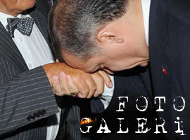 Erdoğan hocasının elini öptü - Foto