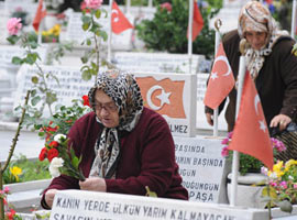 Şehit mezarlarına bayram hüznü çöktü  	