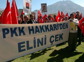 Hakkari'de şehitler için gözyaşı