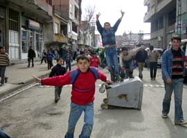 Çocukları gösteriye katılan ailelere şok