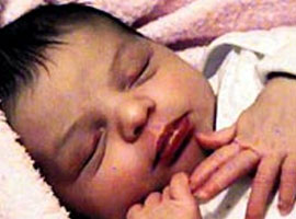 Annenin öpücüğü bebeği öldürdü