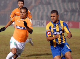 Timsah kupayı sevdi !