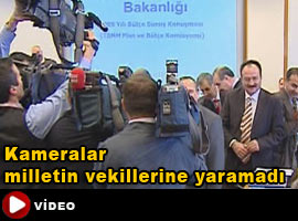 Kamerayı görene bir şeyler oluyor - Video