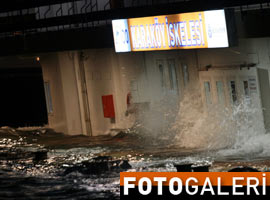 Karaköy'deki iskele sulara gömüldü - Foto