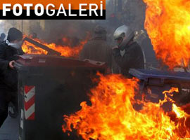 Atina'da göstericiler polisi yaktı - Foto