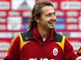 Derbi öncesi Ayhan imzaladı