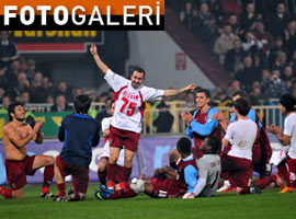 ZİRVEDE YİNE<B> FIRTINA</B> VAR - Foto