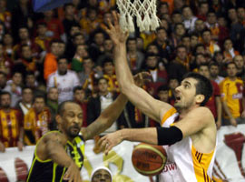 Galatasaray'dan Fenerbahçe'ye fark