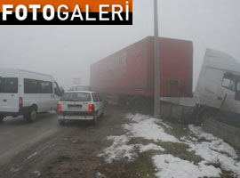 Zincirleme kaza; tır eve girdi - Kareler