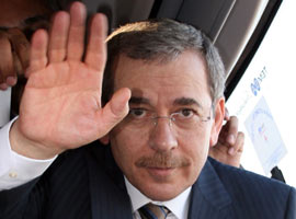 Abdüllatif Şener yine sahnede !