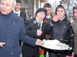 Hitler'in ruhu için helva dağıttılar 