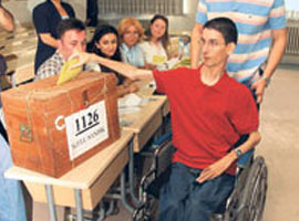 Engelli seçmen YSK'dan şikayetçi