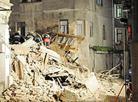 Çöken binadan bir ceset çıkarıldı