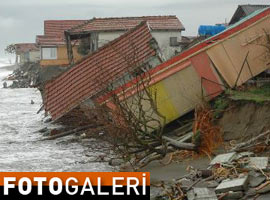Sakarya'da dalgalar evleri yıktı - Foto